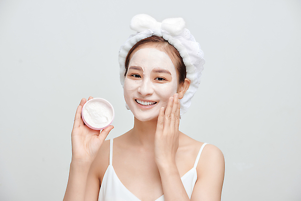 포토 JPG 해외이미지 응시 여자 실내 한명 들기 동양인 상반신 성인 앞모습 뷰티 머리띠 피부관리 흰배경 바르기 마스크팩 성인여자한명만 해외포토 1 시선 뷰포인트 백그라운드 장신구 모션 사람 인종 내부 흰색 팩 여자한명만 성인여자만 파일형식 이미지허브