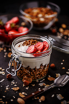 포토 JPG 해외이미지 딸기 검은배경 유리병 실내 사람없음 아웃포커스 숟가락 요거트 뮤즐리 그래놀라 해외포토 음식 백그라운드 과일 병_용기 유제품 촬영기법 수저 내부 검은색 파일형식 이미지허브