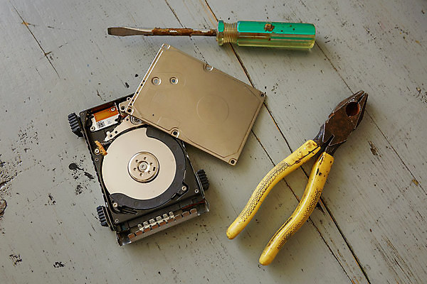 포토 JPG 해외이미지 산업 실내 안전 사람없음 전자제품 컴퓨터 머리 디지털 자료 손상 장비 운전 추위 정보 도구 오픈 수리 중앙 암호 절도 사건 불안 파일 보안 전자 수납 문제 삭제 깨짐 데이터베이스 실린더 오류 조언 지원 하드웨어 해외포토 감정 컨셉 모션 내부 신체부위 범죄 파일형식 이미지허브