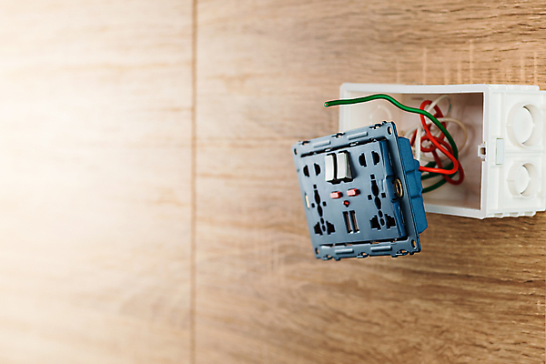 포토 JPG 해외이미지 산업 선 벽 컨셉 주택 안전 사람없음 내부 검은색 힘 장비 가전제품 에너지 흰색 수리 콘센트 플러그 코드 보호 연결 위험 플라스틱 USB 심볼 오브젝트 사인 순환 삽입 설치 전압 제어 충전기 현재 공급 해외포토 컬러 모션 재질 건물 기계 충전 파일형식 이미지허브