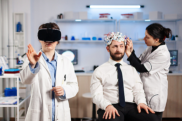 포토 JPG 해외이미지 응시 여자 남자 과학 실내 실험기구 실험 손짓 상반신 성인 앞모습 옆모습 세명 실험복 실험실 과학자 뇌파 붙이기 연구소 성인만 VR기기 해외포토 직업 시선 뷰포인트 모션 사람 내부 기계 가운 학자 가상현실 파일형식 이미지허브