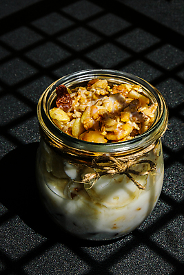 포토 JPG 해외이미지 검은배경 실내 그림자 사람없음 요거트 오트밀 그래놀라 그릭요거트 해외포토 음식 백그라운드 유제품 내부 검은색 파일형식 귀리 이미지허브