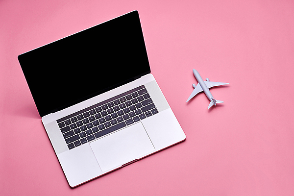 포토 JPG 해외이미지 여행 실내 사람없음 노트북 하이앵글 비행기모형 분홍색배경 해외포토 뷰포인트 분홍색 백그라운드 비행기 내부 전자제품 모형 파일형식 이미지허브
