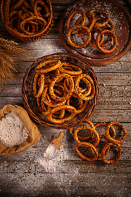 포토 JPG 해외이미지 실내 사람없음 하이앵글 바구니 담기 밀가루 스쿱 브레첼 나무배경 미니프레즐 해외포토 뷰포인트 백그라운드 모션 디저트 내부 과자 가루 파일형식 이미지허브