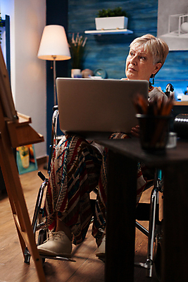 포토 JPG 해외이미지 전신 응시 여자 노년 할머니 실내 한명 들기 앞모습 노트북 휠체어 노인여자한명만 해외포토 1 시선 뷰포인트 모션 사람 성인 내부 전자제품 여자한명만 노인여자만 파일형식 이미지허브