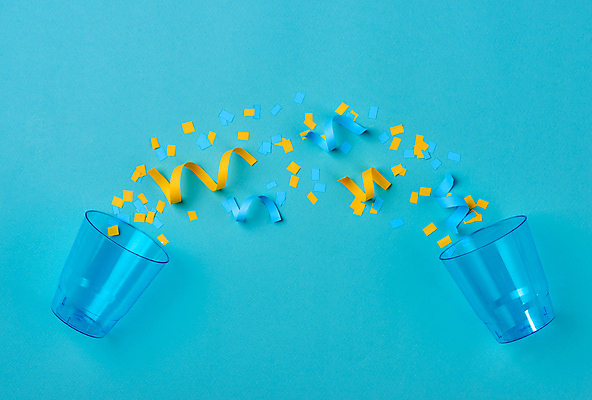 포토 JPG 해외이미지 리본 폭죽 실내 사람없음 컵 하이앵글 생일파티 파란배경 플랫레이 해외포토 식기 뷰포인트 백그라운드 내부 파란색 생일 플랫 파일형식 이미지허브