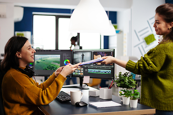 포토 JPG 해외이미지 여자 화분 실내 상반신 성인 두명 옆모습 그래픽 모니터 머그컵 키보드 마우스 주기 획득 그래픽디자이너 성인여자만 영상편집 해외포토 뷰포인트 모션 사람 내부 컵 컴퓨터 컴퓨터용품 디자이너 여자만 성인만 파일형식 이미지허브