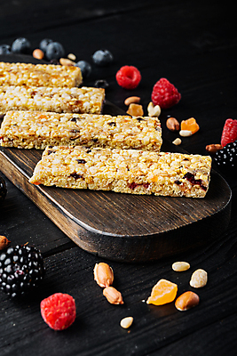 포토 JPG 해외이미지 검은배경 실내 사람없음 달콤 블루베리 산딸기 땅콩 건강식품 블랙베리 나무도마 에너지바 해외포토 음식 백그라운드 과일 도마 건강 내부 목재 검은색 견과류 맛 파일형식 이미지허브