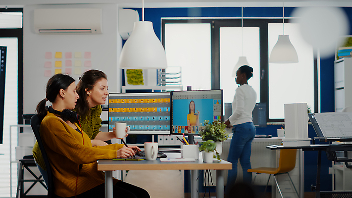 포토 JPG 해외이미지 여자 화분 의자 창문 전등 실내 들기 상반신 성인 옆모습 그래픽 세명 모니터 공간 머그컵 책상 그래픽디자이너 성인여자만 해외포토 뷰포인트 가구 모션 조명 사람 내부 컵 컴퓨터 디자이너 여자만 성인만 파일형식 이미지허브