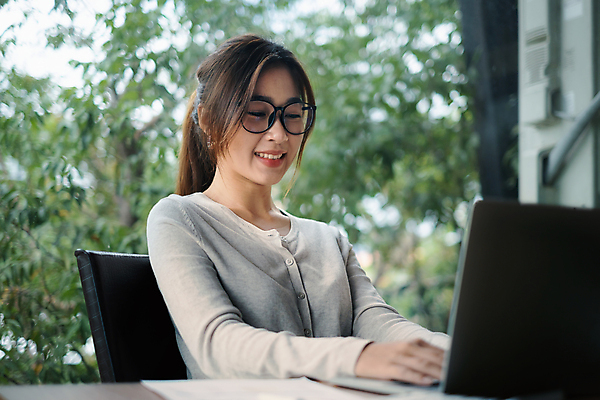 포토 JPG 해외이미지 학생 교육 어린이 과학 인터넷 교실 학교 성공 수업 거리 아이디어 실내 한명 노트북 학습 스터디 스크린 교사 공책 칠판 방 도서관 연결 강의 읽기 책상 분필 대학교 문학 멀리 온라인 최초 가정교사 온라인강의 초보 해외포토 직업 1 가구 컨셉 모션 문구용품 사람 내부 전자제품 초크 파일형식 언택트 이미지허브