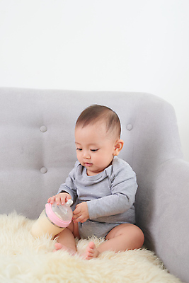 포토 JPG 해외이미지 전신 여자 실내 한명 앉기 동양인 옆모습 소파 아기 잡기 젖병 여자아기한명만 해외포토 1 뷰포인트 의자 모션 사람 인종 내부 아기용품 여자한명만 여자아기만 파일형식 이미지허브