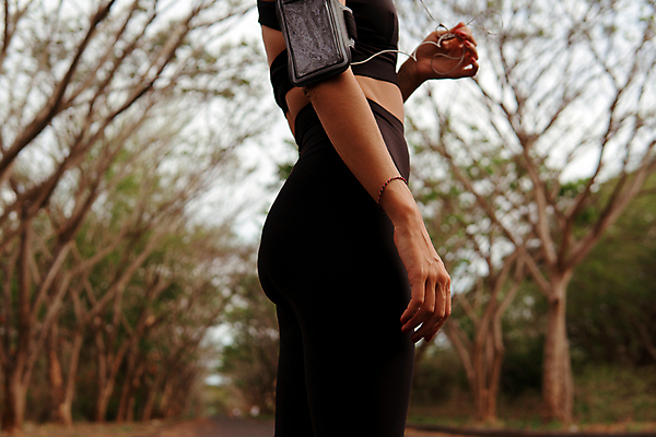 포토 JPG 해외이미지 나무 라이프스타일 공원 여자 음악 스포츠 포즈 자연 아침 휴가 건강 한명 사람 성인 야외 초록색 스마트폰 운동복 조깅 정원 헤드폰 듣기 MP3 해외포토 주간 식물 1 옷 공공시설 컬러 음향기기 모션 문화예술 생활 전자제품 핸드폰 스마트기기 운동 생태계 파일형식 이미지허브