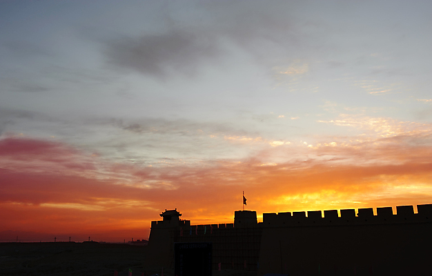 포토 JPG 해외이미지 전통 건축양식 하늘 사람없음 건물 빨간색 빛 일출 중국 힘 새벽 가을 성 역사 특별함 해외포토 자연요소 건축물 계절 건축 아시아 컬러 컨셉 노을 파일형식 이미지허브
