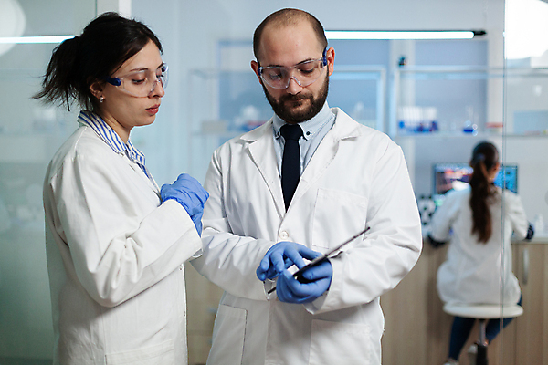 포토 JPG 해외이미지 전신 응시 여자 남자 과학 실내 실험기구 실험 서기 들기 앉기 상반신 성인 앞모습 옆모습 뒷모습 아웃포커스 세명 태블릿 가리킴 실험복 실험실 과학자 문서 보안경 연구소 성인만 방호복 해외포토 직업 시선 옷 뷰포인트 모션 촬영기법 사람 손짓 내부 전자제품 스마트기기 가운 안전장비 학자 파일형식 이미지허브