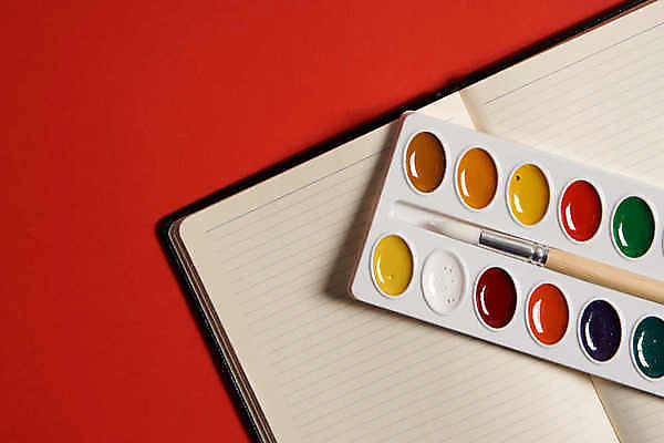 포토 JPG 해외이미지 미술 취미 사람없음 공책 물감 붓 팔레트 빨간배경 해외포토 백그라운드 문화예술 문구용품 빨간색 미술도구 파일형식 이미지허브