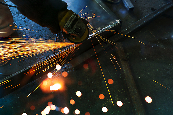 포토 JPG 해외이미지 손 실내 신체부위 빛 어둠 잡기 업무 빛망울 불똥 용접 절단기 철강 해외포토 모션 사람 내부 기계 작업 파일형식 이미지허브