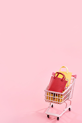 포토 JPG 해외이미지 실내 사람없음 쇼핑 쇼핑백 쇼핑카 미니어처 오브젝트 분홍색배경 해외포토 분홍색 백그라운드 가방 내부 모형 카트 파일형식 이미지허브