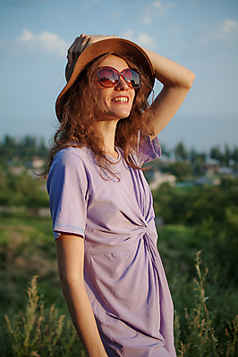 포토 JPG 해외이미지 모델 라이프스타일 응시 공원 여자 행복 유럽 얼굴 여행 자연 바람 휴가 휴식 갈색머리 한명 서기 사람 야외 선글라스 태양 유행 평화 귀여움 맑음 침묵 봄 기쁨 흰색 힙스터 해외포토 자연요소 1 헤어스타일 시선 계절 공공시설 패션 감정 나라 안경 컬러 컨셉 모션 날씨 생활 신체부위 소리 생태계 파일형식 이미지허브