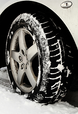 포토 JPG 해외이미지 계절 도로 겨울 교통시설 자국 자동차 표면 거리 안전 사람없음 야외 냉동 얼음 운전 추위 덮개 흰색 바퀴 눈송이 위험 서리 타이어 문제 선로 자동 자취 해외포토 자연요소 길 육상교통 컬러 교통 컨셉 모션 눈_날씨 뚜껑 시설 파일형식 이미지허브