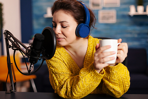 포토 JPG 해외이미지 여자 한명 들기 상반신 성인 앞모습 컵 파란색 눈감음 촬영 헤드셋 책상 마이크 방송 촬영실 성인여자한명만 유튜버 해외포토 1 식기 뷰포인트 컬러 음향기기 가구 모션 사람 헤드폰 공간 여자한명만 성인여자만 파일형식 크리에이터 이미지허브