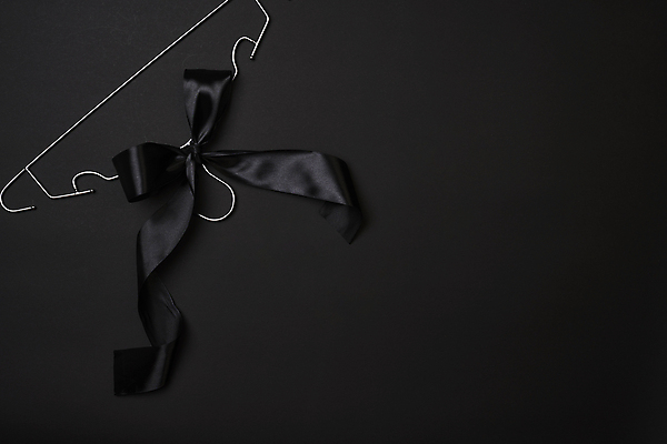 포토 JPG 해외이미지 스튜디오촬영 디자인 옷 리본 백그라운드 컨셉 비즈니스 검은배경 주택 선물 사람없음 가로 쇼핑 유행 세일 상점 금속 검은색 어둠 장비 직물 장롱 고리 선택 옷걸이 심볼 소매 금요일 신발장 철강 카피스페이스 블랙프라이데이 해외포토 컬러 가구 데이이벤트 재질 실내 건물 공백 요일 파일형식 이미지허브