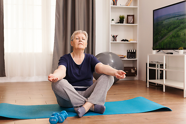 포토 JPG 해외이미지 전신 백인 라이프스타일 여자 노년 거실 요가 건강 한명 앉기 앞모습 운동복 운동 눈감음 아령 요가자세 매트 짐볼 노인여자한명만 해외포토 서양인 1 웰빙 옷 뷰포인트 포즈 모션 사람 성인 생활 여자한명만 노인여자만 파일형식 이미지허브