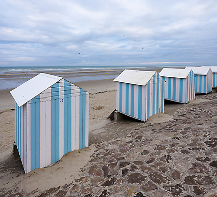 포토 JPG 해외이미지 외관 유럽 모래 바다 여행 건축양식 자연 하늘 휴가 사람없음 야외 건물 목재 물 파란색 여행객 줄무늬 프랑스 도시 역사 오두막 휴양지 타운 헛간 해외포토 자연요소 나무 건축물 건축 나라 컬러 무늬 재료 사람 장소 생태계 저장고 파일형식 이미지허브
