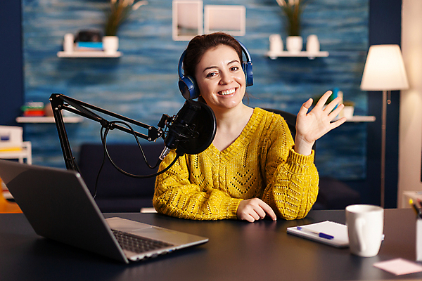 포토 JPG 해외이미지 응시 여자 한명 상반신 성인 앞모습 컵 파란색 노트북 촬영 헤드셋 공책 책상 마이크 손인사 방송 촬영실 성인여자한명만 유튜버 해외포토 1 식기 시선 뷰포인트 컬러 음향기기 가구 문구용품 사람 전자제품 헤드폰 공간 인사 여자한명만 성인여자만 파일형식 크리에이터 이미지허브