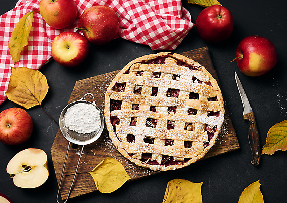포토 JPG 해외이미지 낙엽 검은배경 단면 디저트 실내 사람없음 채망 달콤 사과 과도 나무도마 슈가파우더 애플파이 해외포토 음식 백그라운드 잎 과일 주방용품 도마 내부 목재 검은색 맛 파이_빵 파일형식 이미지허브