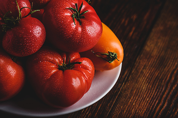 포토 JPG 해외이미지 접시 토마토 실내 사람없음 여러개 물방울 담기 나무배경 해외포토 식기 다수 백그라운드 채소 모션 내부 파일형식 이미지허브