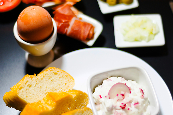 포토 JPG 해외이미지 접시 검은배경 실내 사람없음 계란 아침식사 바게트 계란꽂이 적환무 해외포토 식기 빵 백그라운드 내부 알 검은색 식사 무 꽂이 파일형식 이미지허브