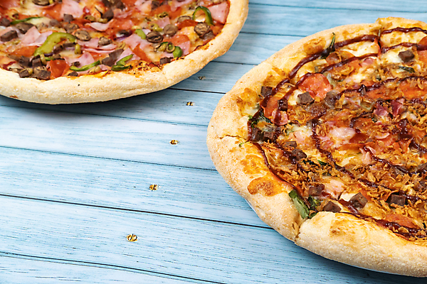 포토 JPG 해외이미지 피자 패스트푸드 실내 종류 사람없음 파란배경 콤비네이션피자 나무배경 해외포토 백그라운드 서양음식 내부 파란색 인스턴트 파일형식 이미지허브