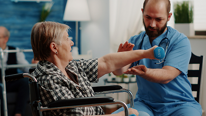 포토 JPG 해외이미지 여자 노년 남자 건강 병원 들기 앉기 상반신 성인 앞모습 옆모습 세명 운동 건강관리 아령 환자 간호사 도움 간호 휠체어 손뻗기 돌봄 재활 재활운동 해외포토 뷰포인트 컨셉 의학 모션 관리 사람 치료 의료진 파일형식 이미지허브