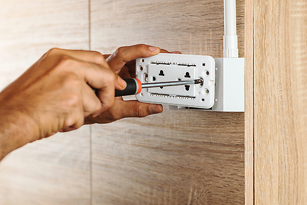 포토 JPG 해외이미지 직업 손 산업 벽 노동자 주택 안전 사람 사람없음 내부 건물 힘 장비 에너지 공구 업무 기술자 엔지니어 드라이버 수리 콘센트 플러그 위험 측정 확인 서비스 순환 철사 유지 설치 전압 조작 현재 공급 해외포토 건축물 컨셉 모션 신체부위 도구 작업 파일형식 이미지허브