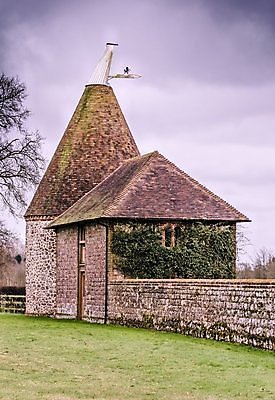 포토 JPG 해외이미지 전통 영어 건축양식 하늘 지붕 날씨 벽돌 영국 잉글랜드 주택 건조 맥주 사람없음 야외 건물 세로 초록색 농장 문 회색 시골 원형 타일 원뿔 외양간 옛날 전환 해외포토 도형 문자 건축물 건축 유럽 컬러 농업 주류 파일형식 이미지허브