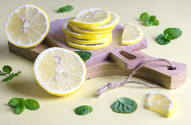 포토 JPG 해외이미지 식재료 단면 실내 사람없음 레몬 민트 슬라이스 나무도마 베이지색배경 해외포토 백그라운드 과일 도마 내부 목재 허브 베이지색 파일형식 이미지허브