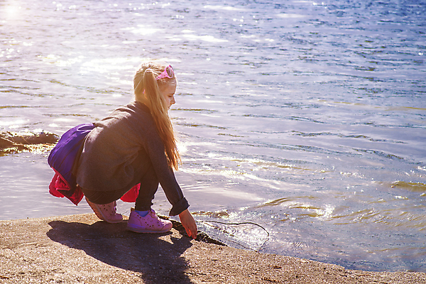 포토 JPG 해외이미지 백인 라이프스타일 드레스 공원 여자 딸 행복 호수 어린이 여행 가족 자연 놀이 휴가 휴식 산 한명 사람 앉기 야외 초록색 물 강 맑음 등산 기쁨 숲 작음 상쾌 혼자 해외포토 자연요소 서양인 1 옷 공공시설 감정 컬러 컨셉 관계 모션 날씨 생활 트래킹 크기 생태계 파일형식 이미지허브