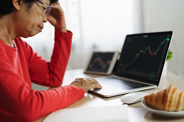 포토 JPG 해외이미지 여자 감정 비즈니스 탁자 그래프 건강 피곤 한명 앉기 노트북 사무실 머리 정원 고통 슬픔 업무 비즈니스우먼 실패 암호 고독 상처 불안 고민 외화 두통 업무과다 문제 긴장 우울증 해외포토 1 가구 컨셉 모션 사람 신체부위 금융 전자제품 작업 직장인 좌절 질병 파일형식 이미지허브