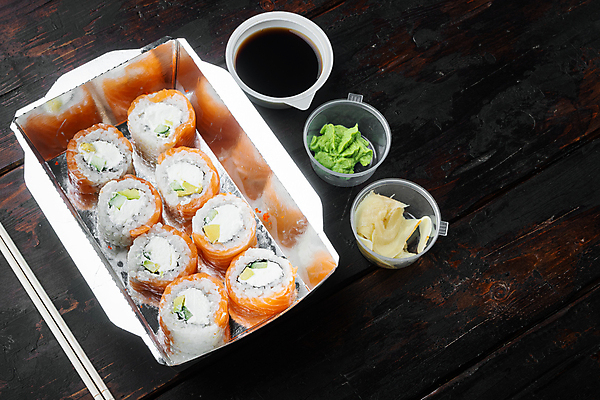 포토 JPG 해외이미지 스튜디오촬영 젓가락 사람없음 초밥 용기 고추냉이 도시락 간장 롤 롤스시 해외포토 그릇 음식 수저 실내 양념 일본음식 파일형식 이미지허브