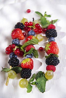 포토 JPG 해외이미지 열매 음식 과일 딸기 포도 디저트 건강 사람없음 빨간색 초록색 여름 컬러풀 신선 막대기 꼬치 맛 혼합 자르기 유기농 블루베리 산딸기 건포도 해외포토 식물 웰빙 계절 컬러 컨셉 모션 건과일 파일형식 이미지허브