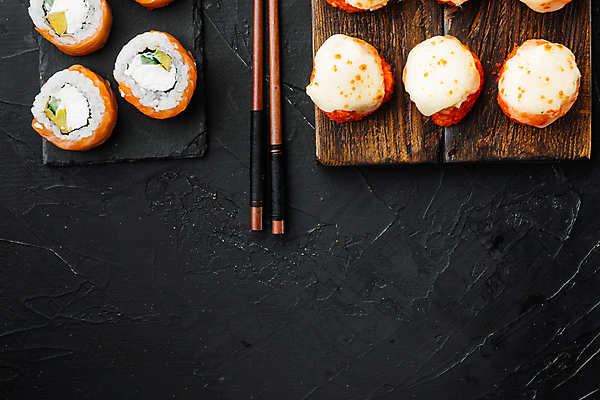 포토 JPG 해외이미지 스튜디오촬영 젓가락 사람없음 초밥 롤 나무도마 롤스시 해외포토 도마 수저 실내 목재 일본음식 파일형식 이미지허브