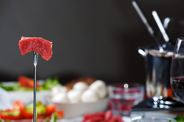 포토 JPG 해외이미지 접시 음식 빵 조각 포크 토마토 재료 유리 탁자 콩 육류 요리 사람없음 내부 세트 금속 식당 와인 버섯 샐러드 낭만 소고기 식탁보 흰색 축하 직물 사발 칼 고급 맛 냄비 바게트 버너 스위스 후추 맛있는 해외포토 식기 유럽 컬러 가구 컨셉 채소 식재료 재질 곡류 주류 상점 사기그릇 솥 향신료 파일형식 그릇 나라 음료 생활용품 주방용품 향미료 양념 오브젝트 이미지허브