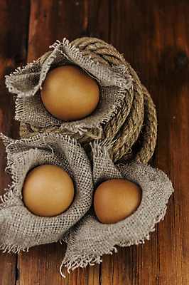 포토 JPG 해외이미지 밧줄 실내 사람없음 계란 삼베 감싸기 나무배경 해외포토 줄 백그라운드 모션 내부 알 파일형식 천_직물 이미지허브