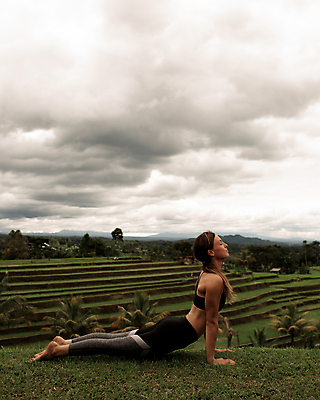 포토 JPG 해외이미지 라이프스타일 공원 여자 행복 스포츠 백그라운드 신체 요가 자연 아침 휴식 건강 한명 사람 야외 초록색 운동 유행 화목 유연 연습 명상 아사나자세 해외포토 주간 1 웰빙 공공시설 감정 컬러 컨셉 생활 요가자세 생태계 파일형식 이미지허브