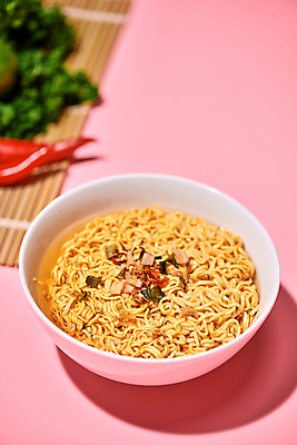 포토 JPG 해외이미지 패스트푸드 실내 사람없음 아웃포커스 라면 인스턴트 분홍색배경 해외포토 음식 분홍색 백그라운드 촬영기법 내부 면류 파일형식 이미지허브