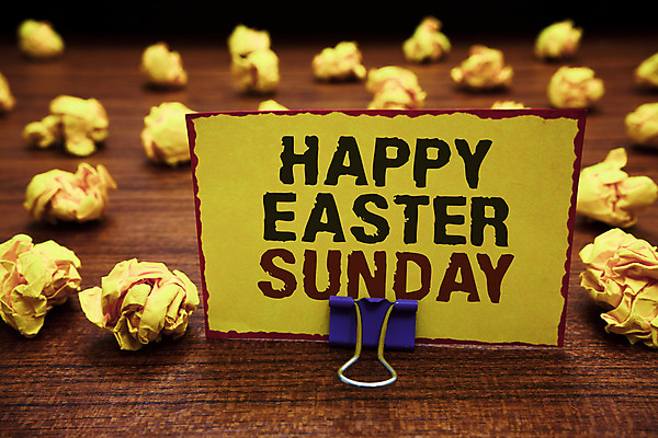 포토 JPG 해외이미지 영어 종이 부활절 실내 사람없음 아웃포커스 메모집게 종이뭉치 나무배경 해외포토 문자 기념일 백그라운드 촬영기법 집게 내부 뭉치 파일형식 이미지허브