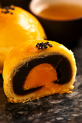 포토 JPG 해외이미지 검은배경 단면 디저트 실내 근접촬영 사람없음 아웃포커스 월병 해외포토 음식 뷰포인트 백그라운드 촬영기법 내부 과자 검은색 중국전통 파일형식 이미지허브