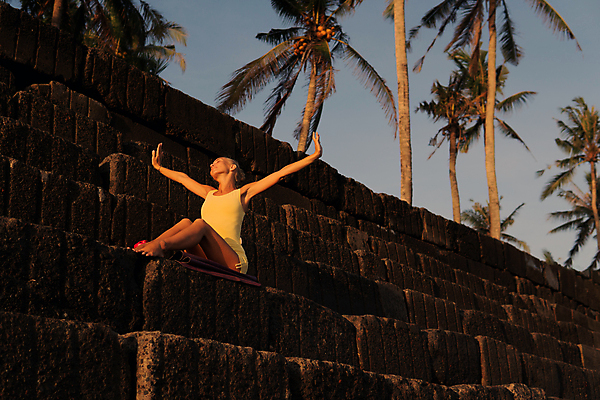 포토 JPG 해외이미지 모델 1 라이프스타일 손 여자 행복 얼굴 포즈 백그라운드 한명 사람 야외 태양 유행 세일 귀여움 맑음 자유 입술 해외포토 자연요소 감정 컨셉 날씨 생활 신체부위 파일형식 이미지허브