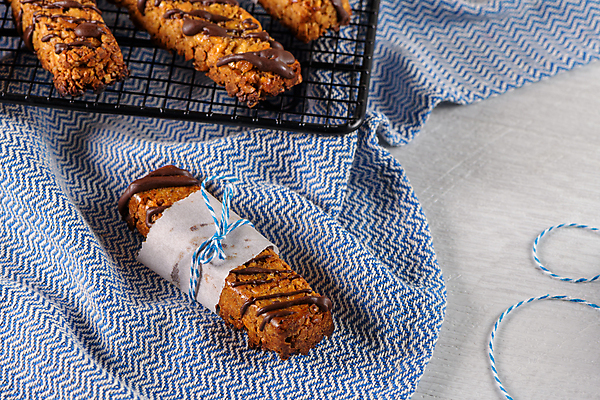 포토 JPG 해외이미지 리본 포장 회색배경 실내 사람없음 초콜릿 달콤 건강식품 에너지바 종이호일 식힘망 해외포토 음식 백그라운드 디저트 건강 내부 주방도구 회색 맛 제빵도구 파일형식 이미지허브