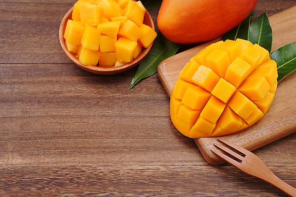 포토 JPG 해외이미지 스튜디오촬영 그릇 포크 나뭇잎 쟁반 사람없음 목재 하이앵글 노란색 망고 해외포토 나무 식기 뷰포인트 컬러 잎 재료 실내 열대과일 파일형식 이미지허브